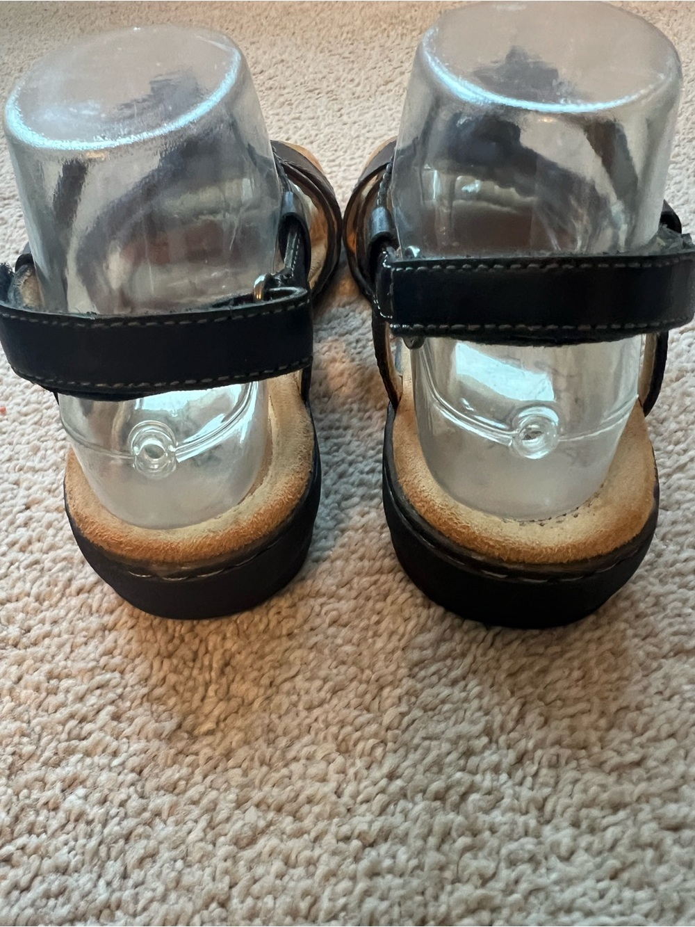 Natural Soul Black Leather T-Strap Women's Sandals 8.5 Silver Medallion - Picture 13 of 14